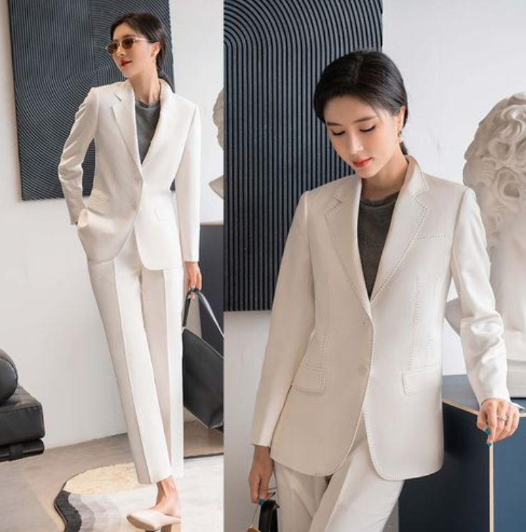 白色職業(yè)裝的魅力，需要絲襪和高跟鞋襯托