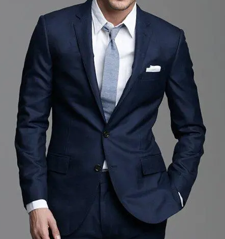 西裝只扣一?？圩?/></p><p>&nbsp; &nbsp; &nbsp; 單排一扣一，一般休閑西裝比較多，個(gè)別會(huì)用于禮服西裝，比較適合身材比較好的朋友，矮小體型的還可以拉長(zhǎng)身型。</p><p>&nbsp; &nbsp; &nbsp; 單排二扣一，相對(duì)適用的場(chǎng)合比較多，也是非常經(jīng)典的扣型，第一次定制西服的紅薯寶寶比較推薦。</p><p>&nbsp; &nbsp; &nbsp; 單排三扣一，最上方一例扣，一般為裝飾扣，意式西服采用較多。</p><p>&nbsp; &nbsp; &nbsp; 為什么西裝的最后一顆扣子為什么不要扣為什么西裝最后一顆扣子不扣，關(guān)于這個(gè)禮儀故事的傳說有很多種，有人說這起源于20世紀(jì)初的英國(guó)國(guó)王愛德華七世。他的體型偏胖，穿著正裝時(shí)最后的扣子實(shí)在系不上，尤其是盡情用餐后的開懷大笑總會(huì)崩掉扣子，于是他決定不系，既舒服又美觀。當(dāng)時(shí)很多老百姓看到國(guó)王這樣很是與眾不同，也就學(xué)著那樣不系最后一顆扣子，這個(gè)禮儀習(xí)慣也延續(xù)至今。還有人說是因?yàn)槲餮b禮儀成型于16世紀(jì)，那時(shí)的男人還是利用馬駒當(dāng)作交通工具。穿”下裝系上所有扣子會(huì)很拘謹(jǐn)，不方便起碼也容易將下擺崩開，干脆就不系最下面那顆了。久而久之人們發(fā)現(xiàn)這樣也很美觀，于是將它作為習(xí)慣與傳統(tǒng)延續(xù)至今。</p><p><br/></p></div>

<!--點(diǎn)贊開始-->
<div   class=